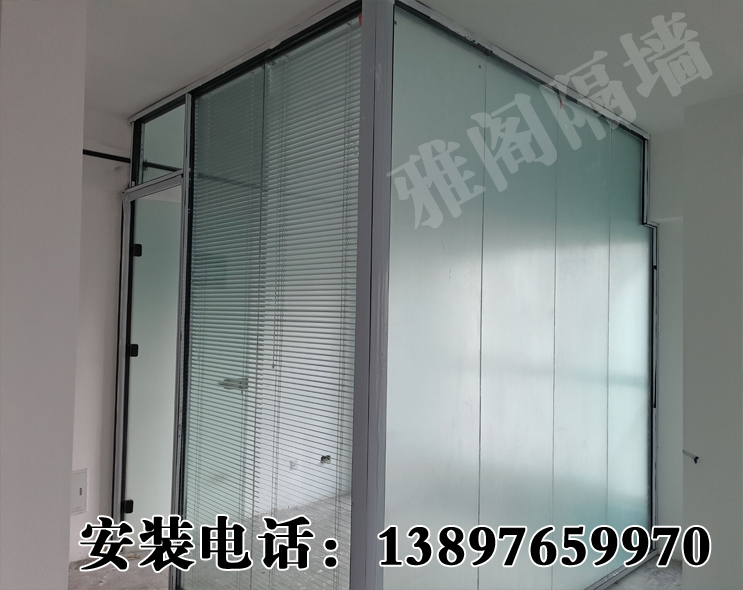 單層型玻璃隔斷玻璃隔斷系統(tǒng),磨砂玻璃的朦朧也是一種延續(xù);顛覆也是一種創(chuàng)造;視野，因此而節(jié)奏起伏，因此而律動自現(xiàn);心靈，于朦朧中，自在穿越;思想，于從容間，透視內(nèi)涵，再次展現(xiàn)出高層次空間環(huán)境的生命形態(tài)!