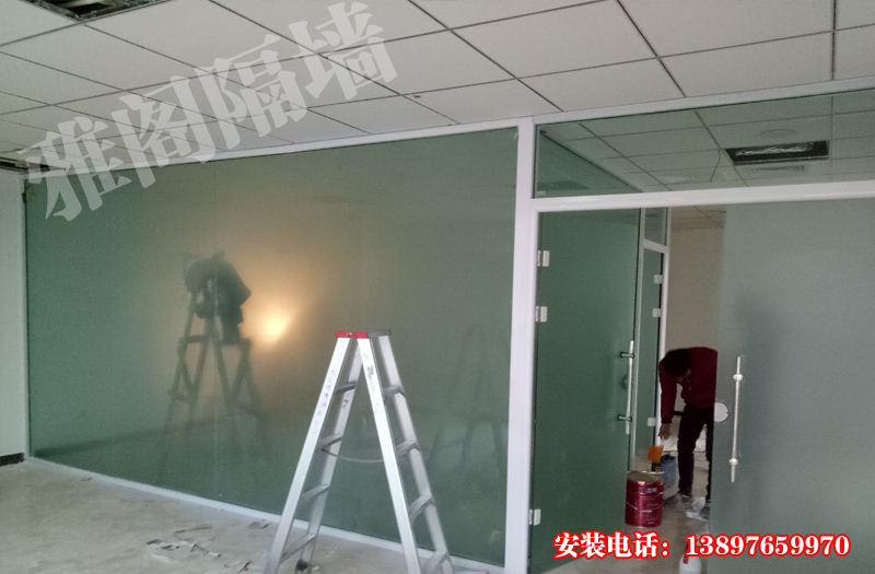 單層型玻璃隔斷玻璃隔斷系統(tǒng),磨砂玻璃的朦朧也是一種延續(xù);顛覆也是一種創(chuàng)造;視野，因此而節(jié)奏起伏，因此而律動自現(xiàn);心靈，于朦朧中，自在穿越;思想，于從容間，透視內(nèi)涵，再次展現(xiàn)出高層次空間環(huán)境的生命形態(tài)!